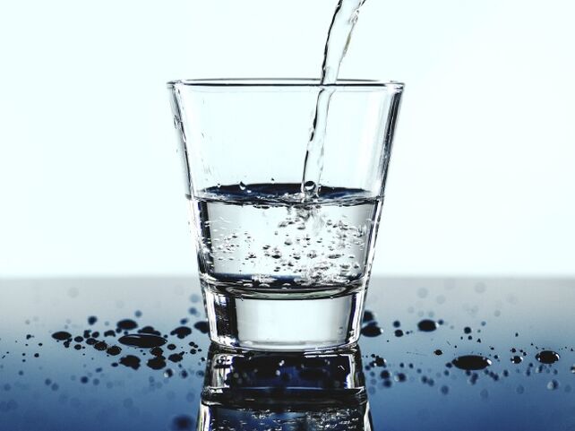 питейна вода заедно с алкохол