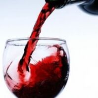 вино се налива в чаша